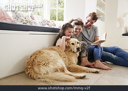 
                Glücklich, Streicheln, Familienleben, Familienhund                   