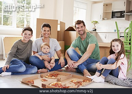 
                Familie, Einzug, Pizza, Takeaway, Provisorisch                   