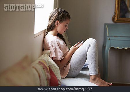 
                Mädchen, Traurig, Lesen, Smartphone                   