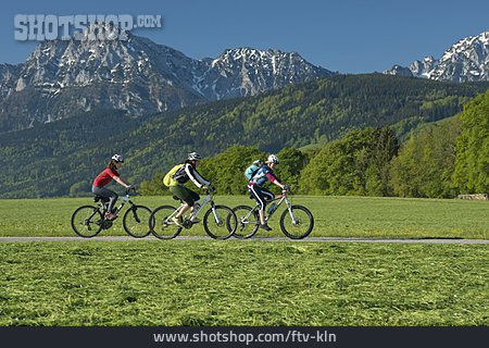 
                Fahrradtour, Oberbayern, Mountainbikerin                   
