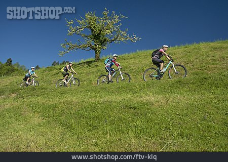 
                Radtour, Fahrradtour, Mountainbikerin                   