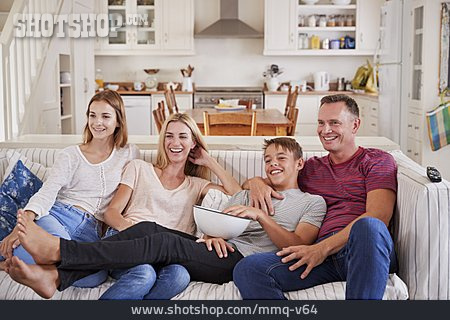 
                Fernsehen, Sofa, Popcorn, Familienleben                   