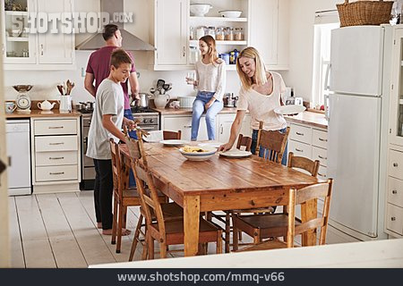 
                Gemeinsam, Tischdecken, Küchentisch, Familienleben                   