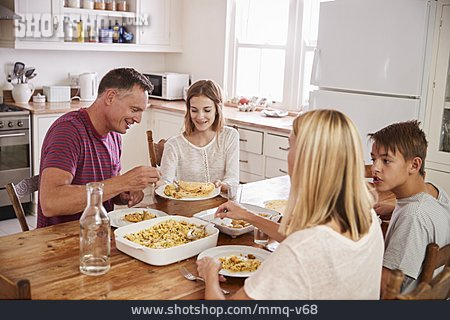 
                Mahlzeit, Küchentisch, Familienleben, Mittagessen                   