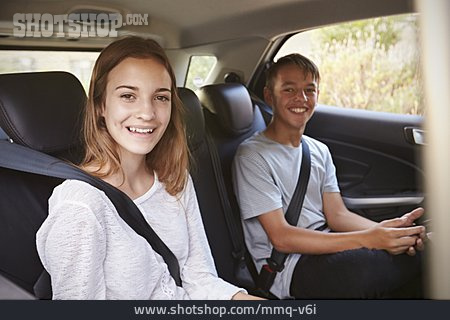 
                Autofahrt, Sicherheitsgurt, Geschwister, Familienausflug, Rücksitz                   