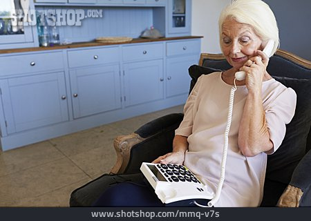 
                Rentnerin, Telefonieren, Tastentelefon                   
