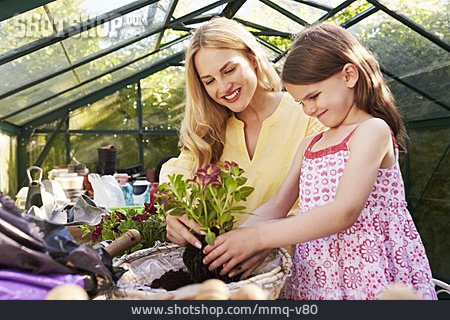 
                Mutter, Helfen, Gartenarbeit, Tochter, Gewächshaus                   