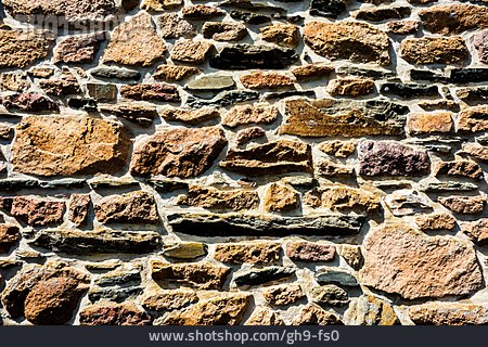 
                Steinmauer                   
