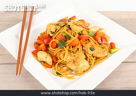 
                Asiatische Küche, Nudelgericht, Hühnchen                   