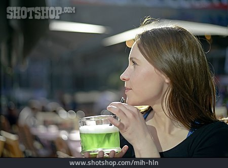 
                Junge Frau, Trinken, Berliner Weisse                   