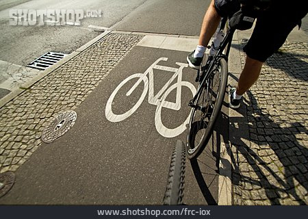 
                Fahrradfahrer, Fahrradweg, Straßenverkehr                   