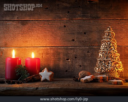 
                Kerzenlicht, Adventszeit, Zimtsterne                   