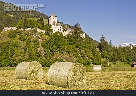 
                Landwirtschaft, Heuballen, Burg Reifenstein                   