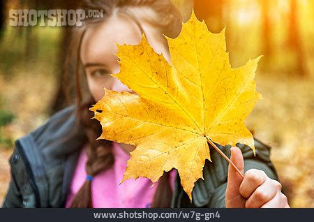 
                Mädchen, Herbst, Ahornblatt                   
