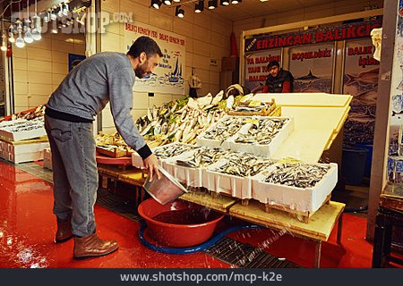 
                Fischmarkt, Markthalle, Istanbul, Fischverkäufer                   
