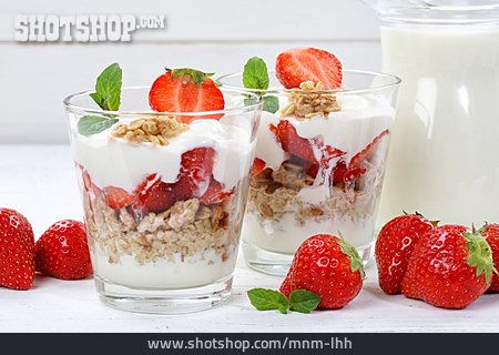 
                Frühstück, Erdbeeren, Joghurt, Cerealien                   