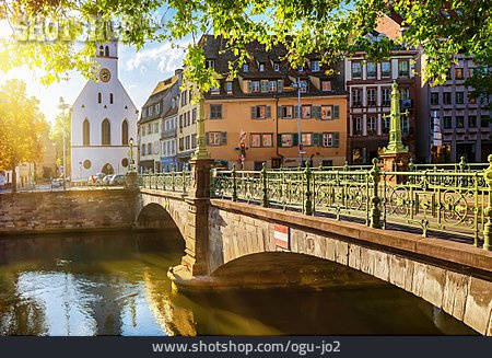 
                Wohnhaus, Brücke, Straßburg                   