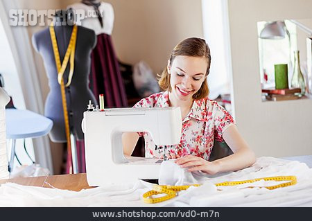 
                Kleidung, Schneidern, Atelier, Modedesignerin                   