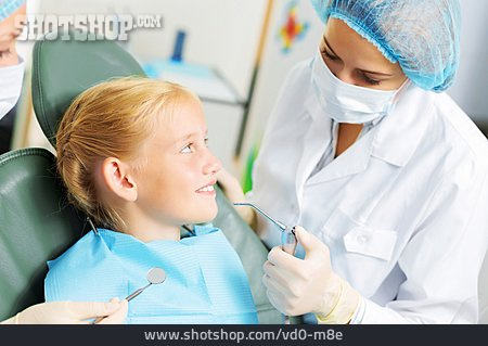 
                Mädchen, Zahnbehandlung, Zahnarztpraxis                   