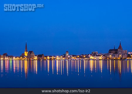 
                Stadtansicht, Blaue Stunde, Rostock                   