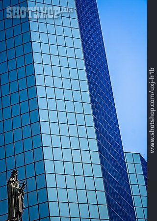 
                Gegensatz, Glasfassade, Statue, Plaza De Armas                   