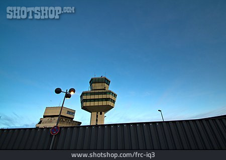 
                Flughafen, Tower, Schallschutzwand                   