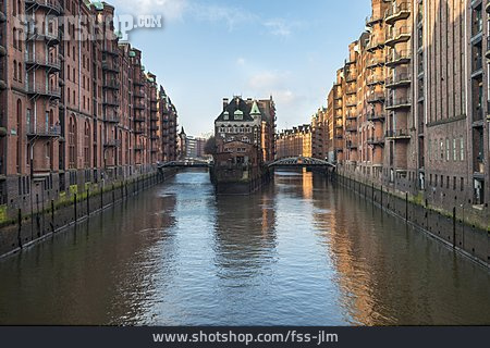 
                Hamburg, Speicherstadt, Fleet, Wasserschloss                   