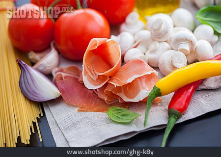 
                Chili, Tomaten, Spaghetti, Champignons, Rohschinken                   