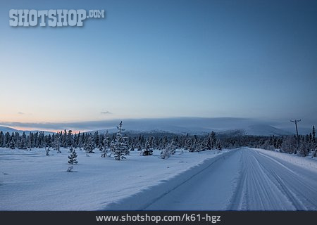 
                Straße, Zugeschneit, Lappland                   