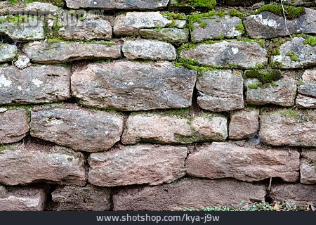 
                Steinmauer                   