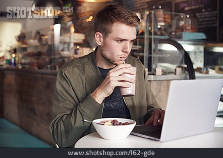 
                Café, Frühstück, Laptop, Digitaler Nomade                   