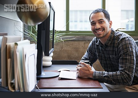 
                Mann, Lächeln, Büro, Schreibtisch                   