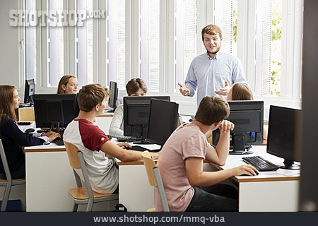 
                Erklären, Lehrer, Unterrichten, Computerraum, Schulklasse                   