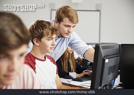 
                Schüler, Erklären, Lehrer, Computerarbeitsplatz                   