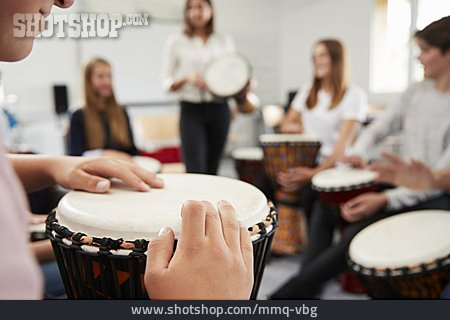 
                Trommeln, Rhythmus, Musikunterricht, Schulklasse                   