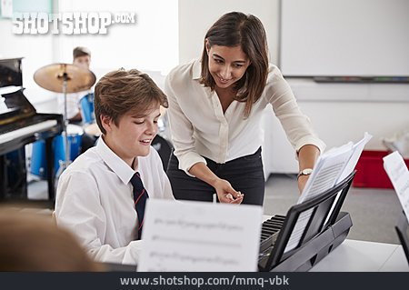 
                Keyboard, Musikunterricht, Musikschule, Lehrerin                   