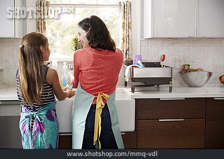 
                Mutter, Tochter, Hausfrau, Hände Waschen                   