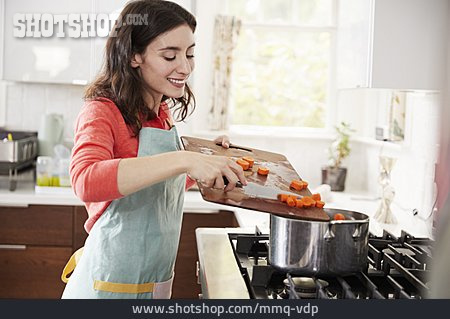 
                Kochen, Vorbereitung, Möhren, Kochtopf, Hausfrau, Mittagessen                   