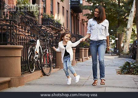 
                Mädchen, Mutter, Spaziergang, Urban                   