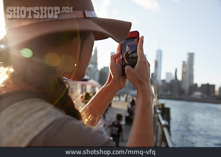 
                Fotografieren, Sightseeing, Smartphone, Touristin                   