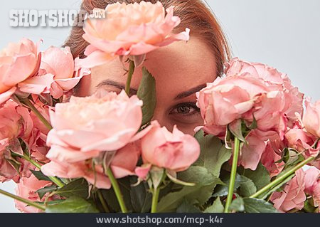 
                Frau, Verstecken, Blumenstrauß                   