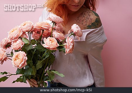 
                Frau, Blumenstrauß, Tattoo                   