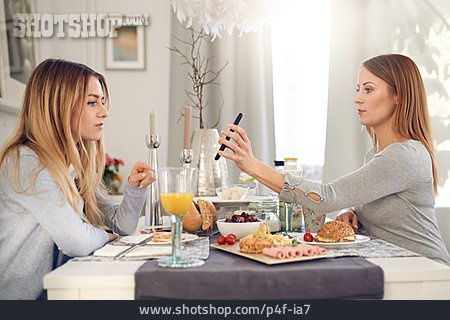 
                Mutter, Frühstück, Zeigen, Tochter, Smartphone                   
