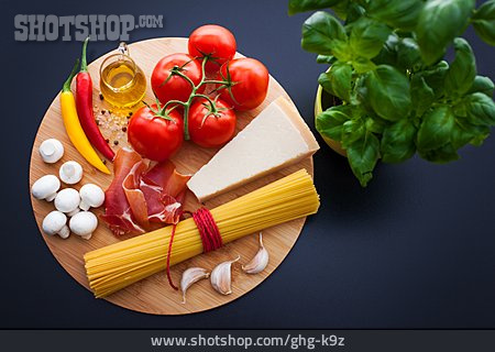 
                Zutaten, Italienische Küche, Pastagericht                   