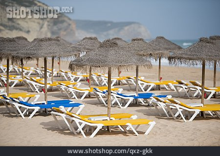
                Strandurlaub, Strohschirm, Sonnenschirme, Algarve                   