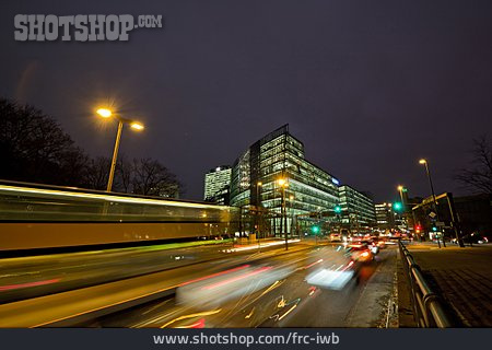 
                Berlin, Straßenverkehr, Lichtspuren                   