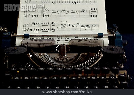 
                Schreibmaschine, Notenblatt, Partitur, Komponieren                   