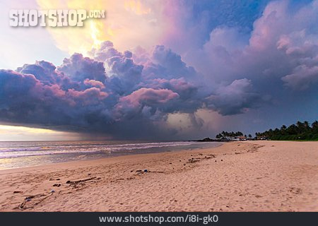 
                Gewitterwolken, Ahungalla Beach                   