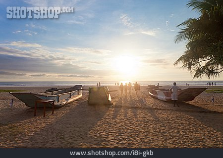 
                Abendstimmung, Sri Lanka, Boote, Strandurlaub                   