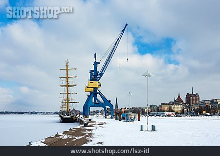 
                Segelschiff, Hafenkran, Rostock, Stadthafen                   